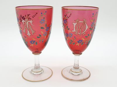 deux verres à vin posés l'un à côté de l'autre sur une table