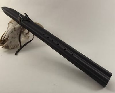 une flûte noire ornée d'un crâne sur le côté