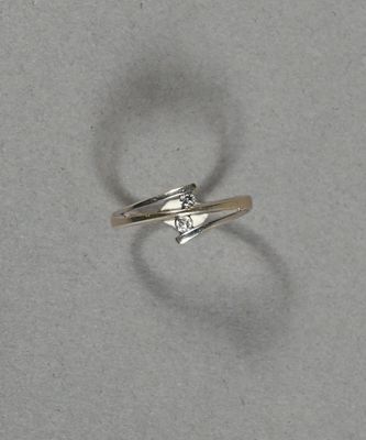 l'image d'une bague ornée d'un diamant
