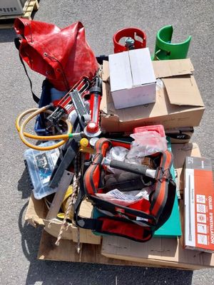 un tas d'objets divers posés sur une boîte en carton
