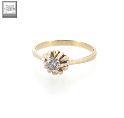 une image d'une bague en diamant sur fond blanc