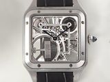 un gros plan d'une montre avec un bracelet en cuir noir