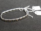 un bracelet muni d'une étiquette, posé sur une table