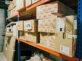 de nombreux cartons sur les étagères de l'entrepôt