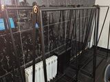 une salle de bain avec toilettes et lavabo