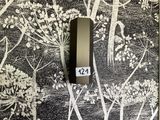 une photo en noir et blanc d'un téléphone accroché au mur