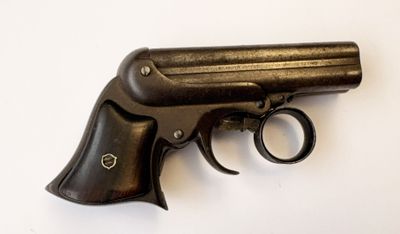 un vieux fusil sur une surface blanche avec un fond blanc
