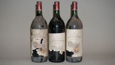 trois bouteilles de vin posées l'une à côté de l'autre sur une table