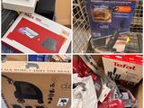 de nombreux cartons contenant des appareils électroniques dans un magasin