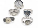 plusieurs types de montres sont présentés sur une surface blanche