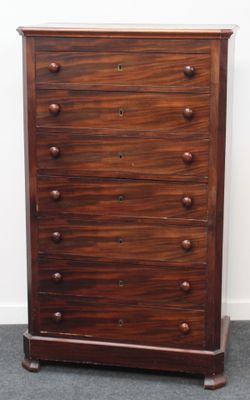 une image d'une commode en bois dans une pièce