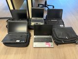 de nombreux ordinateurs portables posés par terre les uns à côté des autres