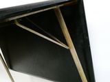 une image représentant une table pliante avec un plateau noir