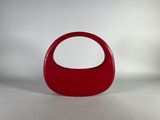 sac à main en plastique rouge avec une anse, sur fond blanc