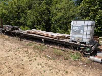 un grand conteneur posé au bord d'une voie ferrée