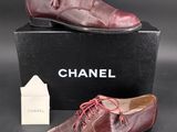 une paire de chaussures rouges posée sur une boîte