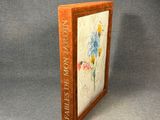 un vieux livre sur lequel figure l'image d'une fleur