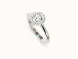 une bague en or blanc sertie d'un diamant et d'émeraudes