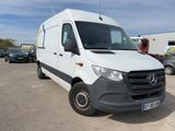 La fourgonnette Mercedes-Benz est garée sur un parking