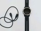 une montre connectée équipée d'un chargeur intégré