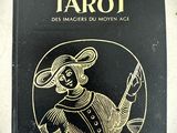 un livre noir et doré sur lequel figure l'image d'un homme coiffé d'un chapeau