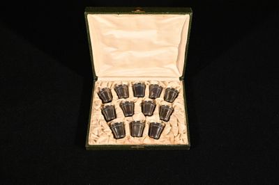 six verres à shot dans une boîte sur fond noir