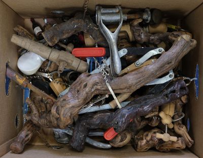 une boîte remplie d'outils et les outils qui s'y trouvent