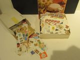 une boîte de nourriture posée sur une table