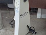 une machine posée sur le sol devant un bâtiment