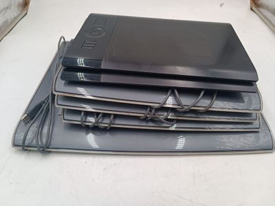 quatre ordinateurs portables empilés les uns sur les autres sur une table