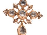un gros plan d'une croix surmontée d'une couronne