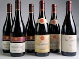 plusieurs bouteilles de vin sont alignées sur une table