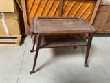 une petite table avec une chaise posée dessus dans une pièce