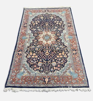 un tapis bleu et rouge à motifs de médaillons