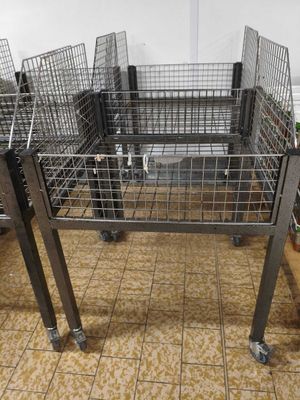 une cage posée sur une table en métal