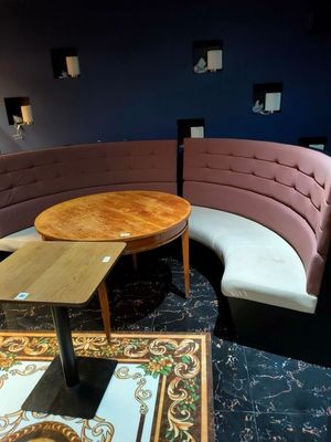 une table ronde avec un plateau en bois dans une pièce aux murs bleus