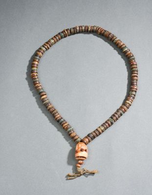 une image représentant un collier orné d'un crâne et d'un oiseau