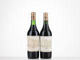 deux bouteilles de vin sont posées côte à côte sur une table