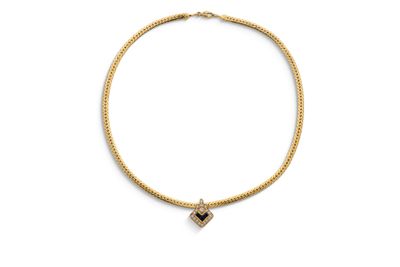 un collier en or avec un pendentif en forme de cœur sur fond blanc