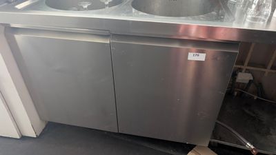 un évier en acier inoxydable et un lave-vaisselle dans une cuisine