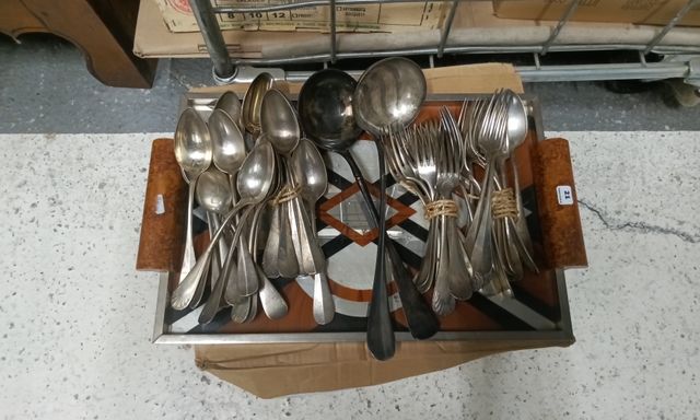 Ensemble de couverts en métal argenté donc Christofle