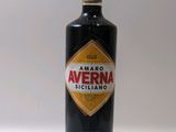 une bouteille d'alcool posée sur une table
