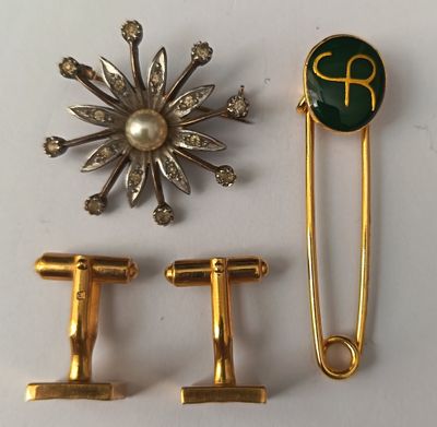deux broches dorées et vertes, une épingle et un brocheur