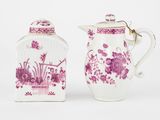 paire de théières en porcelaine rose et blanche ornées de motifs floraux