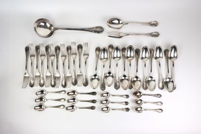 de nombreuses cuillères et fourchettes disposées sur la table