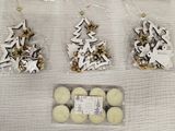 trois décorations de Noël posées sur une table, accompagnées d'étiquettes