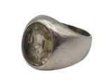 une image représentant une bague en argent sur laquelle figure une effigie de Jésus