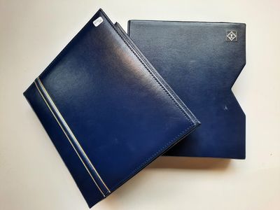 une paire de chemises en cuir bleu posées l'une sur l'autre