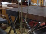 une lampe posée sur une table dans une pièce