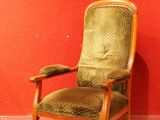 une chaise posée devant un mur rouge